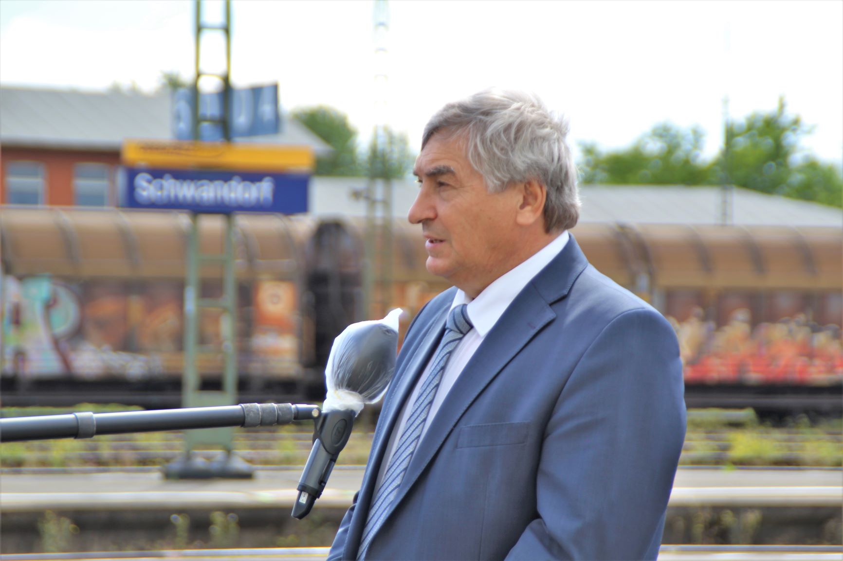 Bundestagsabgeordneter Karl Holmeier beim Interview im Schwandorfer Bahnhof